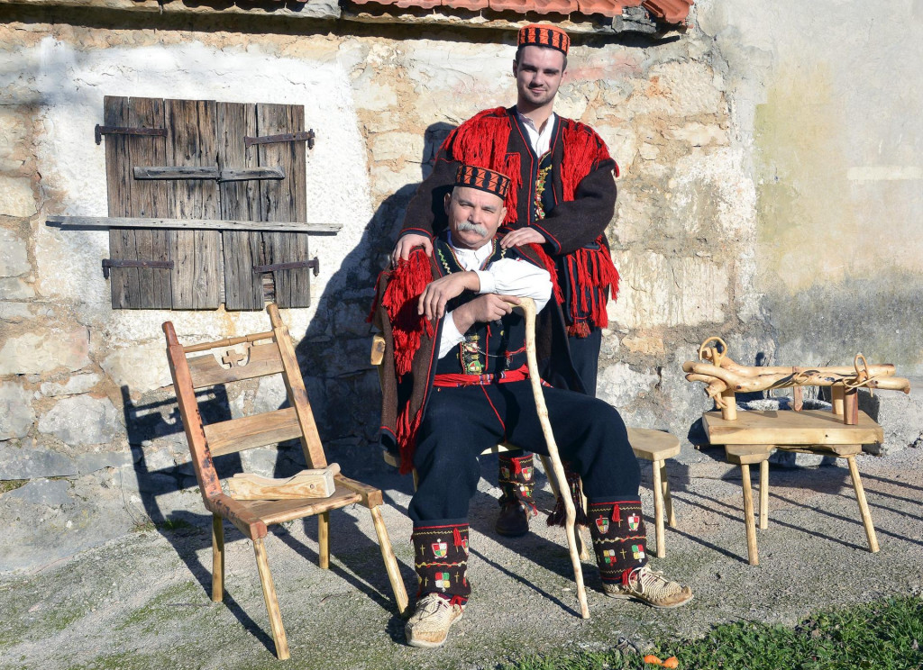 &lt;p&gt;&lt;br&gt;
Na fotografiji: Josip Buric (stoji) i Ivan Buric vrijedni clanovi KUU-a Zvona Zagore trude se odrzati stare narodne i izvorne dogadjaje i obicaje Mirlovic Zagore.&lt;br&gt;
