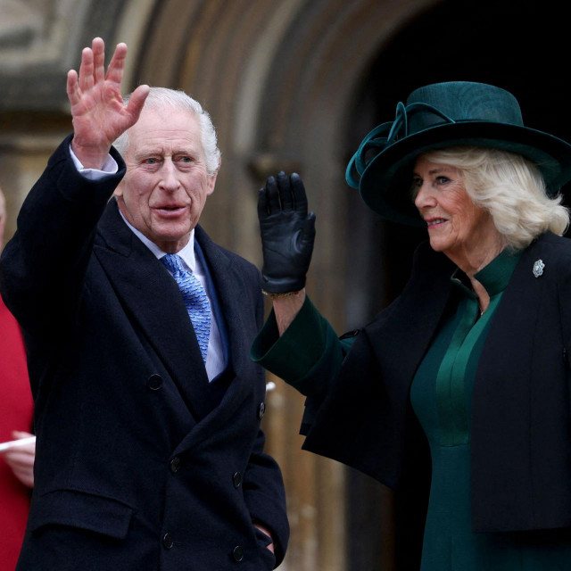 &lt;p&gt;Kralj Charles III. i kraljica Camilla pri dolasku na uskrsnu misu u kapeli sv. Jurja u dvorcu Windsor&lt;/p&gt;