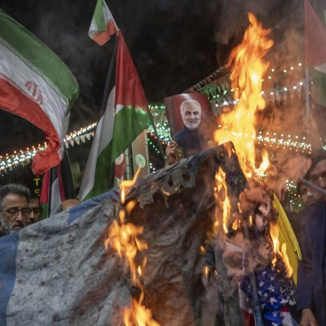 &lt;p&gt;Iranci u Teheranu spaljuju izraelske i američke zastave&lt;/p&gt;