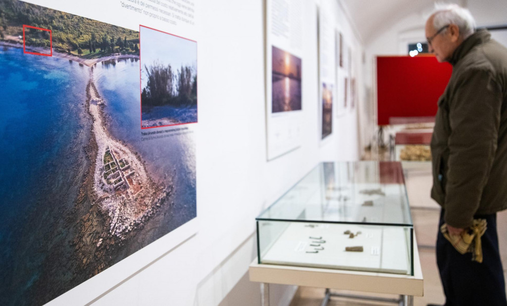 &lt;p&gt;Lani je u splitskom Pomorskom muzeju priređena izložba posvećena lokalitetu Sipar, autorice Branke Milošević Zakić&lt;/p&gt;