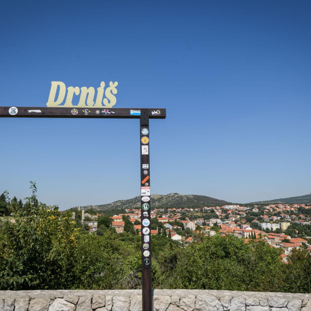 &lt;p&gt;SD Drnis, 140823. Gradonacelnik grada Drnisa Josip Begonja i panorama grada.