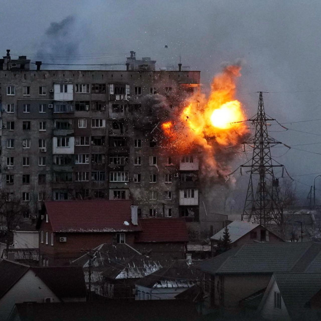 &lt;p&gt;Uznemirujući, proganjajući dokumentarac kronicira prvih 20 dana ruske invazije na Ukrajinu, koja je započela 24. veljače 2022. godine, odnosno opsade i bombardiranja grada Mariupolja.&lt;/p&gt;