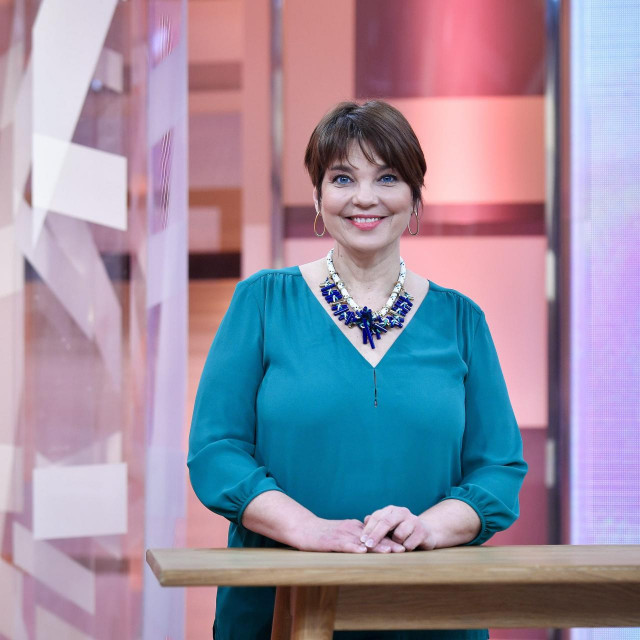 &lt;p&gt;Voditeljica Karmela Vukov-Colić 2018. u studiju HTV-a&lt;/p&gt;