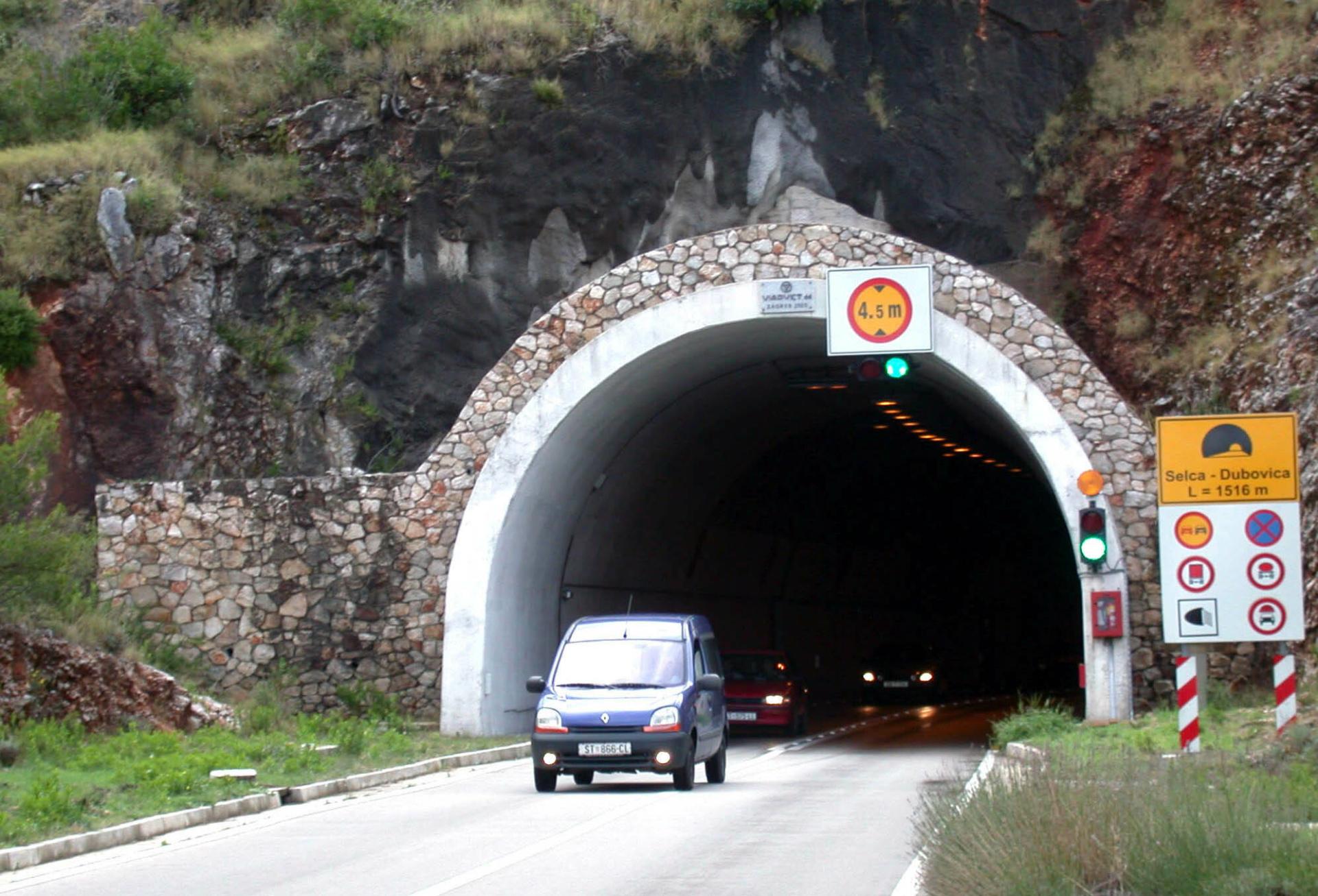 Slobodna Dalmacija Voza I Oprez Sljede Eg Tjedna Zbog Odr Avanja Zatvara Se Tunel Na Otoku