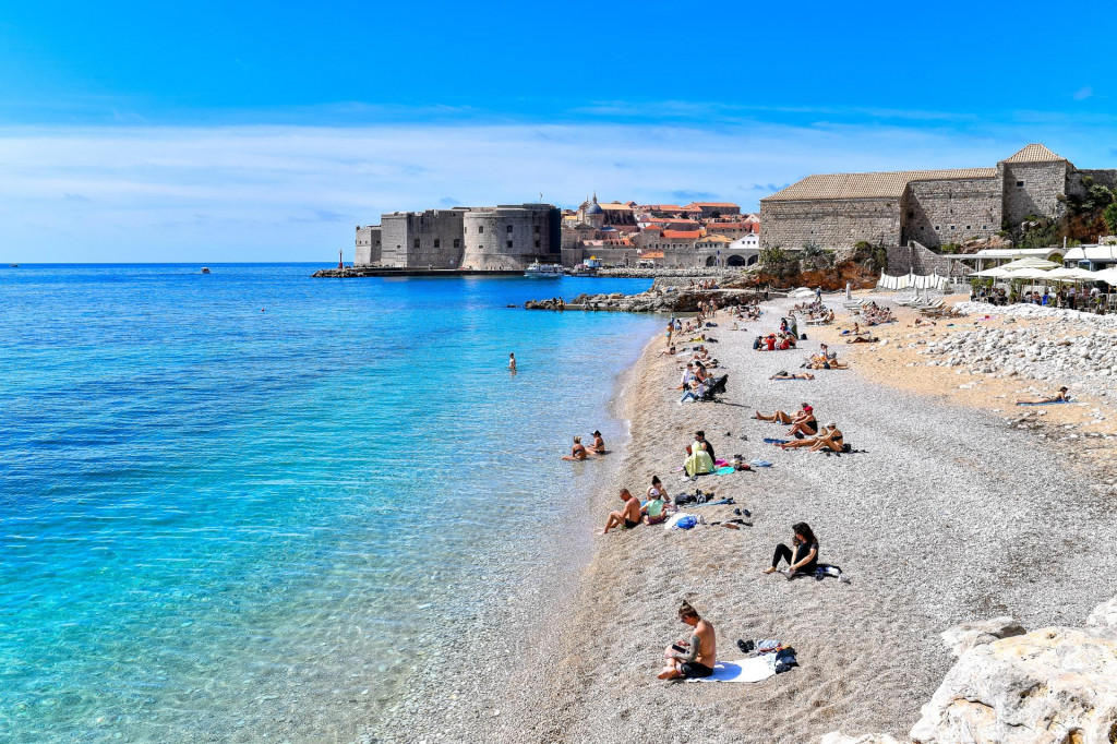 &lt;p&gt;Dubrovnik, 060424. Kupaci na dubrovackoj plazi Banje.