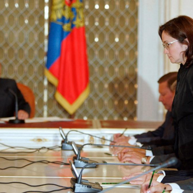 &lt;p&gt;Tada novoimenovana ruska ministrica gospodarskog razvoja i trgovine, Elvira Nabiulina (desno), ustaje tijekom sastanka s novim članovima vlade u Moskvi, 24. rujna 2007.&lt;/p&gt;