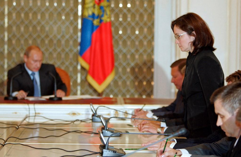 &lt;p&gt;Tada novoimenovana ruska ministrica gospodarskog razvoja i trgovine, Elvira Nabiulina (desno), ustaje tijekom sastanka s novim članovima vlade u Moskvi, 24. rujna 2007.&lt;/p&gt;