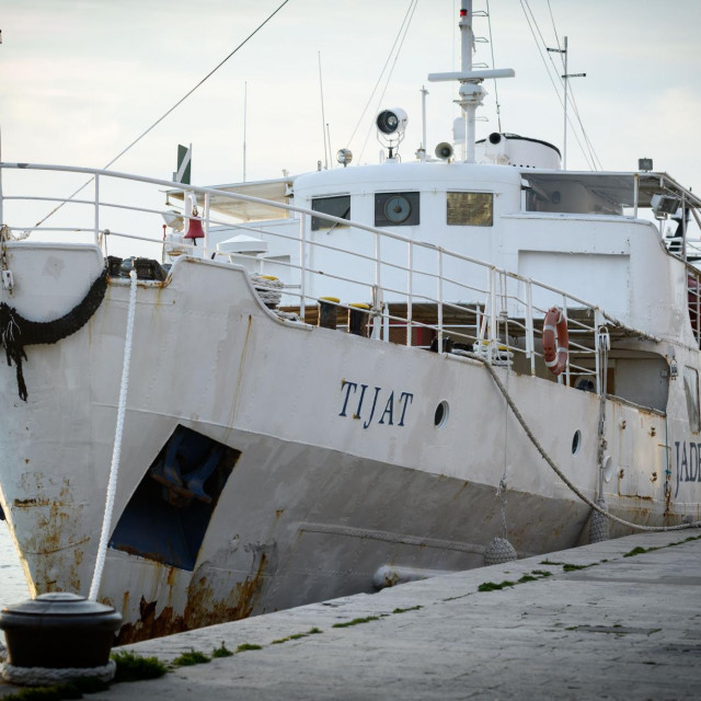 &lt;p&gt;Brod Tijat, izgradjen 1955 godine, kojeg je kupila Sibensko-kninska zupanija i spasila ga od rezalista, privezan za rivu ceka na temeljitu obnovu.&lt;br&gt;
 &lt;/p&gt;