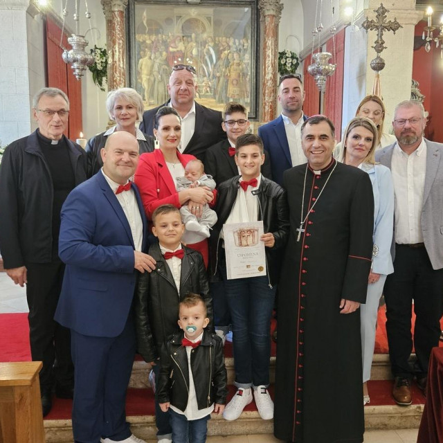 &lt;p&gt;Biskup Glasnović krstio peto dijete u obitelji Sardelić&lt;/p&gt;