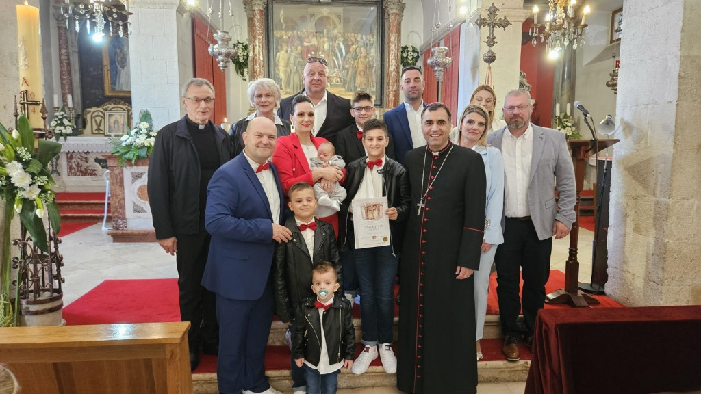 &lt;p&gt;Biskup Glasnović krstio peto dijete u obitelji Sardelić&lt;/p&gt;