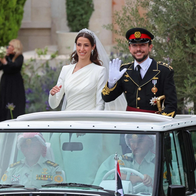 &lt;p&gt;Princ Hussein i princeza Rajwa nakon vjenčanja&lt;/p&gt;