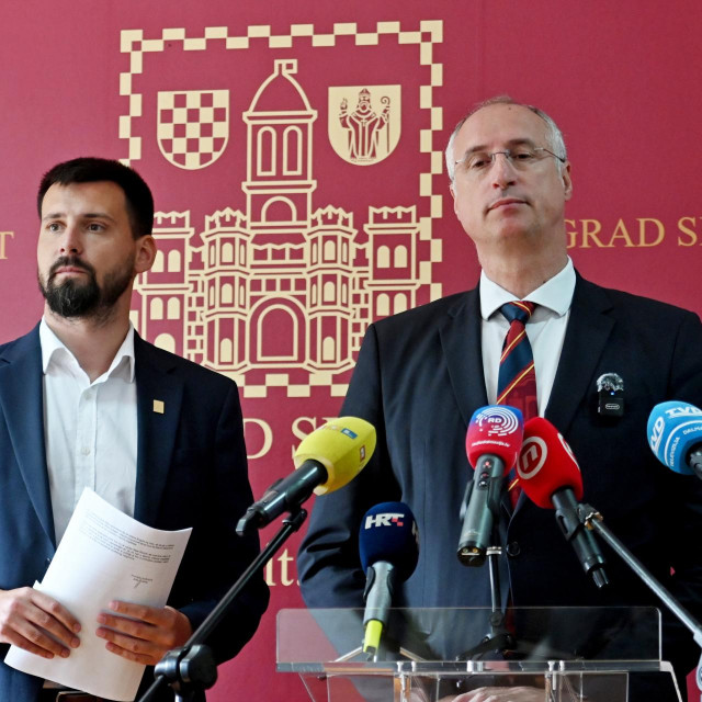 &lt;p&gt;Konferencija za medije u Banovini povodom napada policajca na zamjenika gradonačelnika Bojana Ivoševića&lt;/p&gt;
