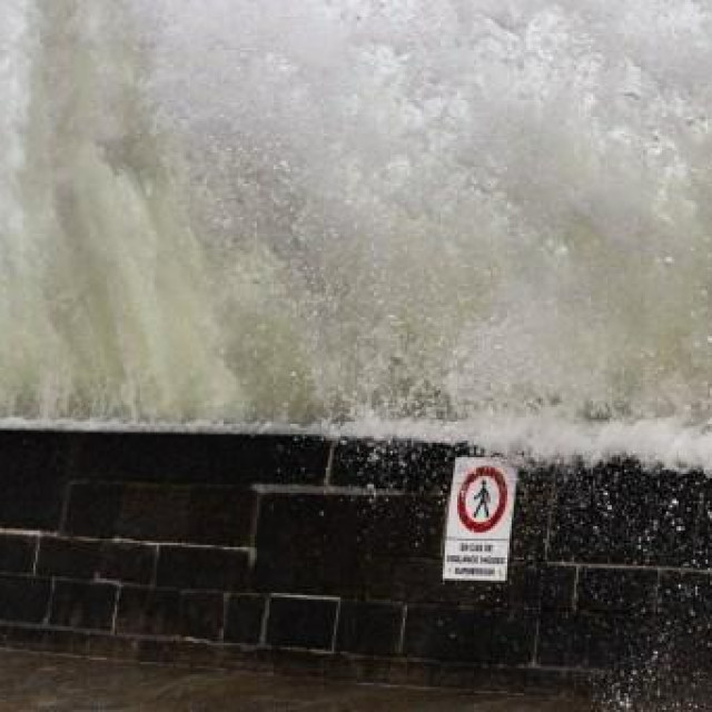 &lt;p&gt;Ogromni valovi u Bretanji&lt;/p&gt;