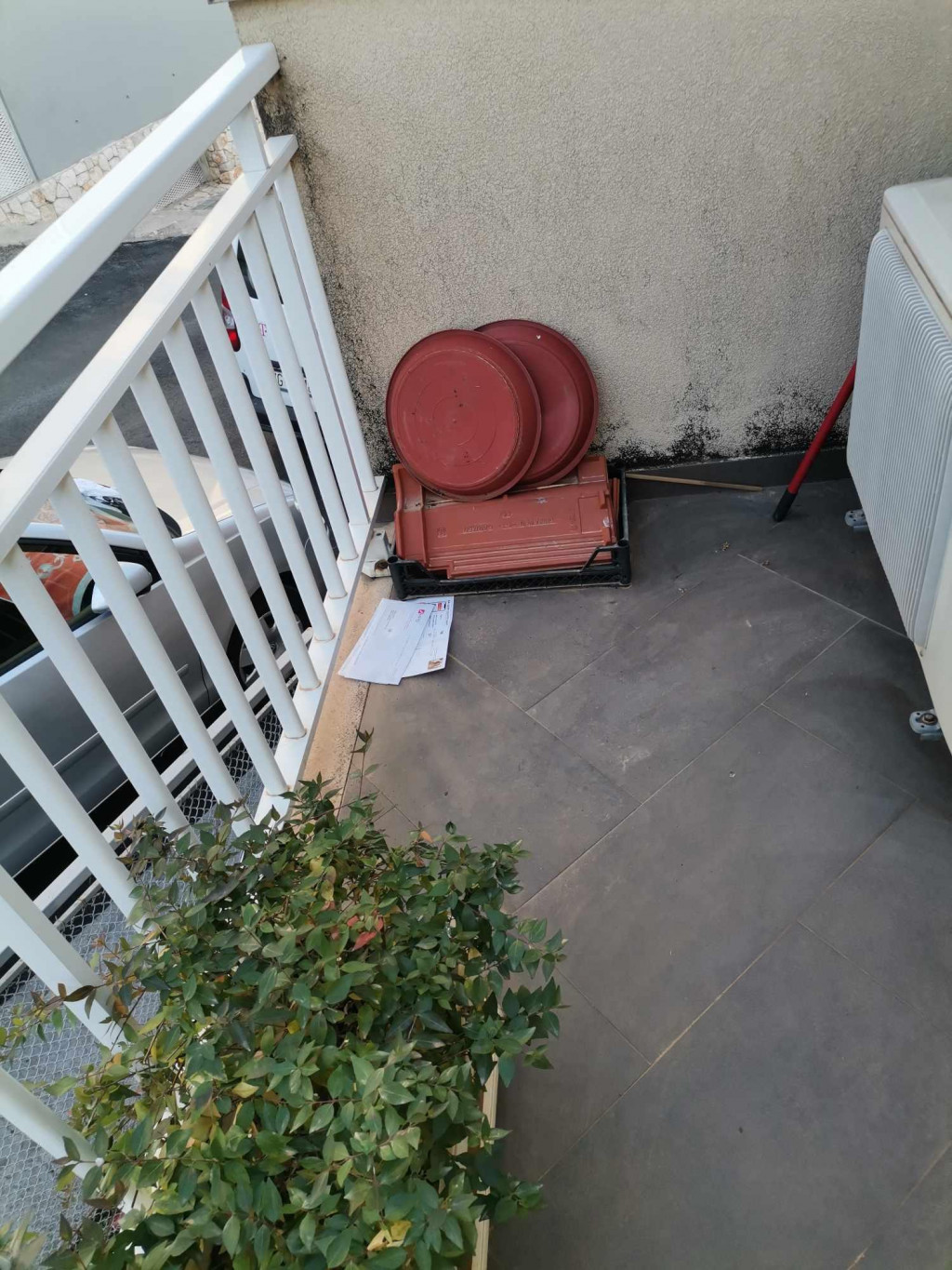 &lt;p&gt;Poštar ostavlja tuđu poštu na njenom balkonu&lt;/p&gt;
