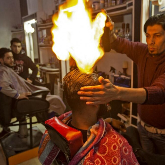 &lt;p&gt;Neki frizerski zahvati opasni su po zdravlje. Palestinski frizer u Rafahu u Gazi, 2017. manjak sredstava za ravnanje kose kompenzirao je opasnim tehnikama poput ‘flambiranja‘ (ilustracija)&lt;/p&gt;