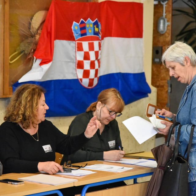 &lt;p&gt;Dubrovnik, 170424.&lt;br&gt;
Parlamentarni izbori 2024.&lt;br&gt;
Otvorena biralista na izborima za 11. saziv Hrvatskog sabora.&lt;br&gt;
Na fotografiji: biraci glasaju na izbornom mjestu&lt;br&gt;