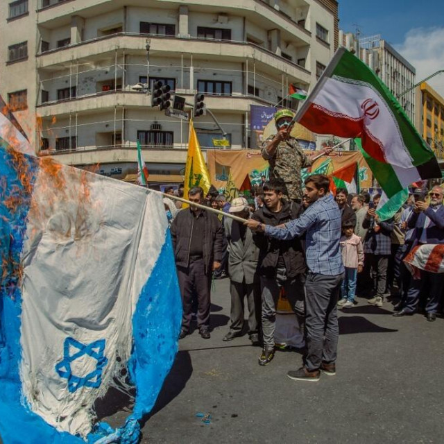 &lt;p&gt;Ulice Teherana gore - a gori i zastava Izraela&lt;/p&gt;

&lt;p&gt; &lt;/p&gt;

&lt;p&gt; &lt;/p&gt;