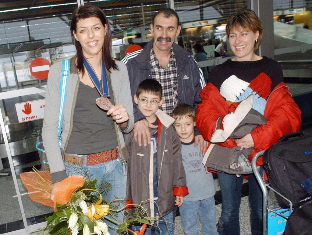 &lt;p&gt;Blanka Vlašić 2004. s tatom Joškom, mamom Venerom te braćom Lukom (stariji) i Nikolom (mlađi); Nedostaje još četvrti brat Marin&lt;/p&gt;