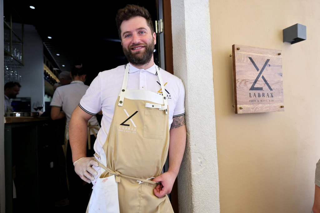 &lt;p&gt;Nagrađivani mladi chef Saša Began ispred svog novootvorenog restorana&lt;/p&gt;