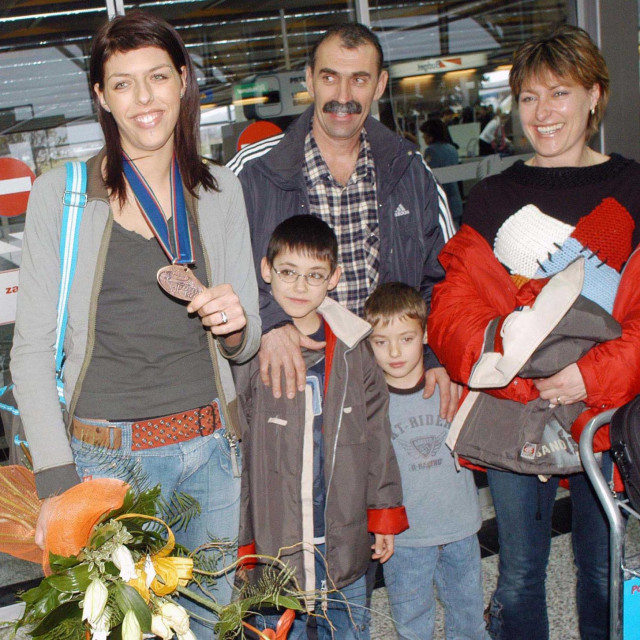 &lt;p&gt;Blanka Vlašić 2004. s tatom Joškom, mamom Venerom te braćom Lukom (stariji) i Nikolom (mlađi); Nedostaje još četvrti brat Marin&lt;/p&gt;