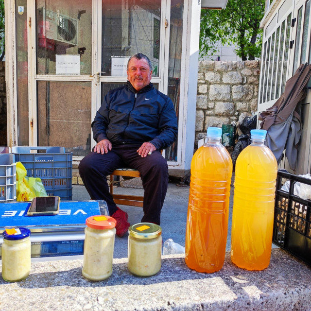 &lt;p&gt;Milan Stanivuković na šibenskoj pijaci prodaje slavonske proizvode sa svog OPG-a - nudi i domaći jabučni ocat&lt;/p&gt;