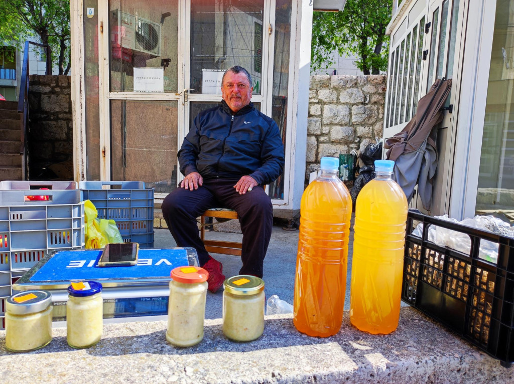 &lt;p&gt;Milan Stanivuković na šibenskoj pijaci prodaje slavonske proizvode sa svog OPG-a - nudi i domaći jabučni ocat&lt;/p&gt;