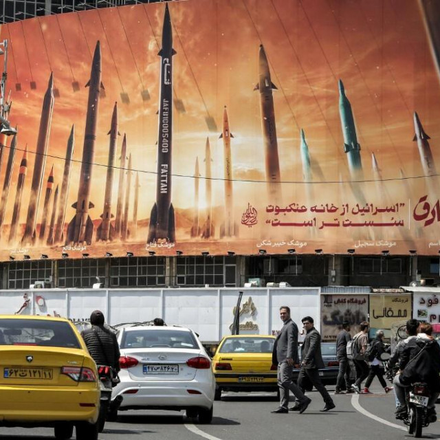 &lt;p&gt;Izrael je slabiji od paukove mreže - poruka s plakata na kojem su naslikane iranske balističke rakete, na Valiasr trgu u Teheranu&lt;/p&gt;