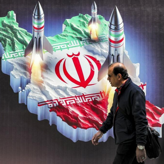 &lt;p&gt;Prolaznik pred borbenim plakatom u Teheranu &lt;/p&gt;