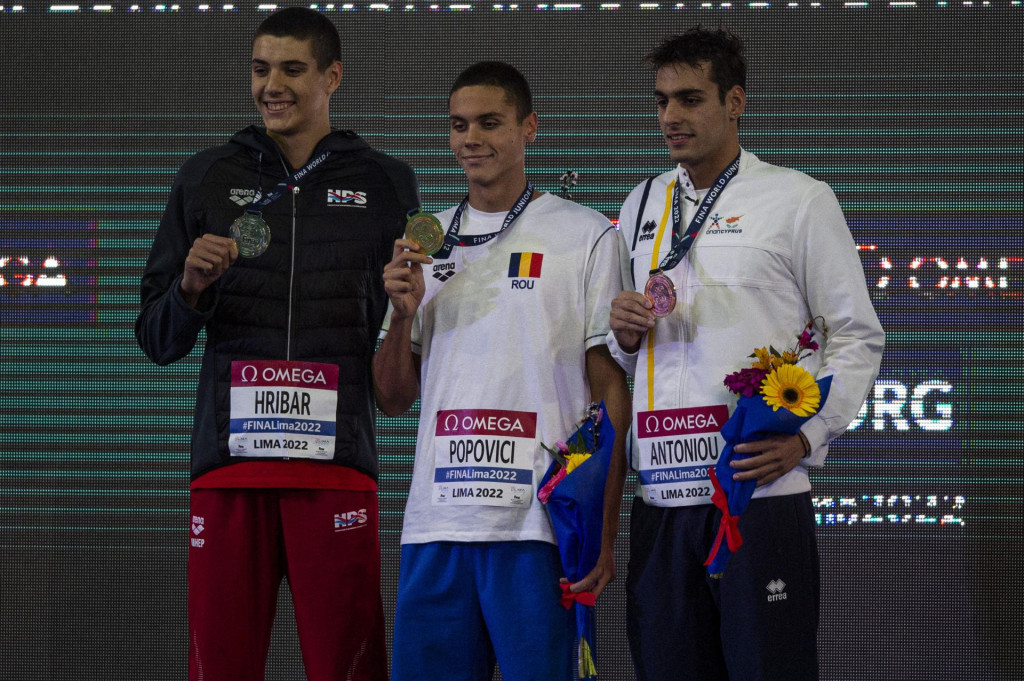 &lt;p&gt;Jere Hribar (lijevo), David Popovici (u sredini) i Nikolas Antoniou (desno). Dodjela medalja nakon 100 metara slobodno na 8. FINA Svjetskom prvenstvu za juniore 2022. godine. &lt;/p&gt;