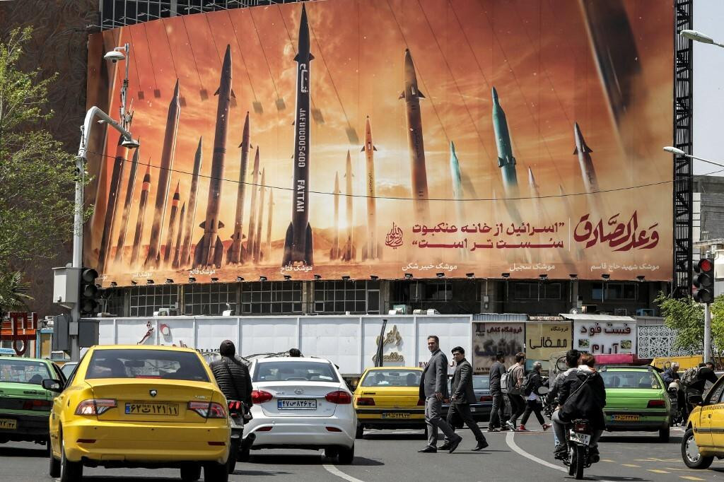 &lt;p&gt;Izrael je slabiji od paukove mreže - poruka s plakata na kojem su naslikane iranske balističke rakete, na Valiasr trgu u Teheranu&lt;/p&gt;