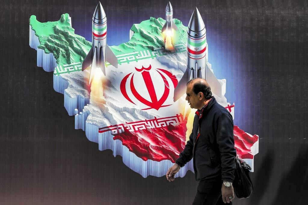 &lt;p&gt;Prolaznik pred borbenim plakatom u Teheranu &lt;/p&gt;