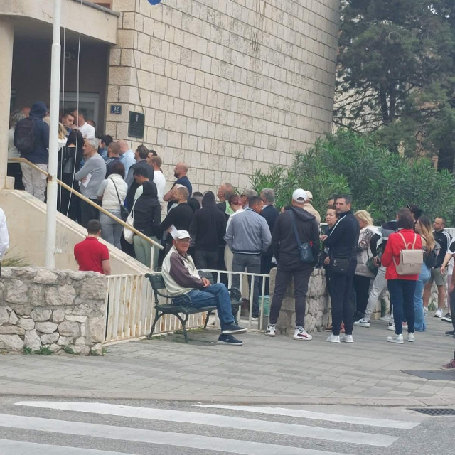 &lt;p&gt;Ispred zgrade policije na Ilijinoj glavici mnogi čekaju zbog radnih dozvola&lt;/p&gt;
