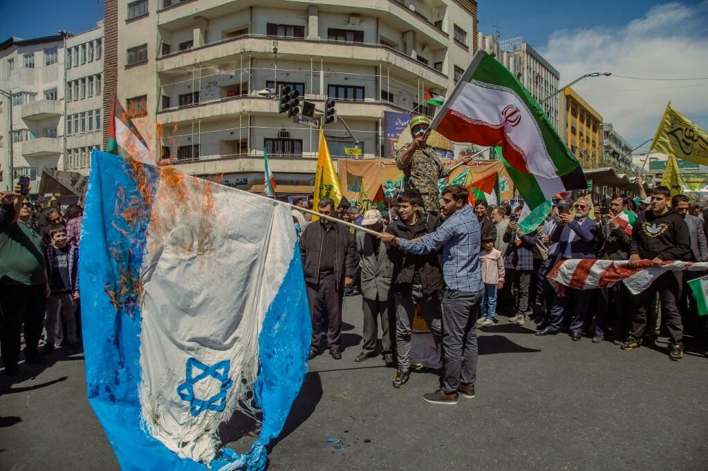 &lt;p&gt;Prosvjednici u Iranu spaljuju izraelsku zastavu&lt;/p&gt;