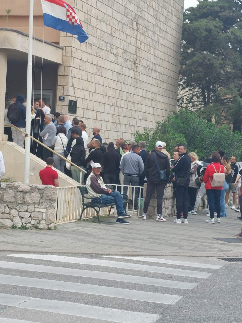 &lt;p&gt;Ispred zgrade policije na Ilijinoj glavici mnogi čekaju zbog radnih dozvola&lt;/p&gt;