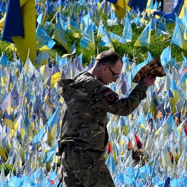 &lt;p&gt;Ukrajinski vojnik odaje počast palim ukrajinskim vojnicima na improviziranom memorijalu na Trgu neovisnosti u Kijevu, 9. travnja 2024.&lt;/p&gt;
