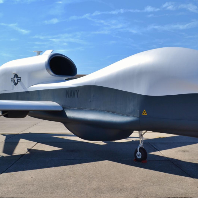 &lt;p&gt;Najmoderniji američki mornarički izviđački dron MQ-4C Triton, jedini takve vrste stacioniran u talijanskoj Sigonelli na Siciliji. Dron izvorno pripada eskadrili sa sjedištem u Jacksonvilleu na Florid&lt;/p&gt;