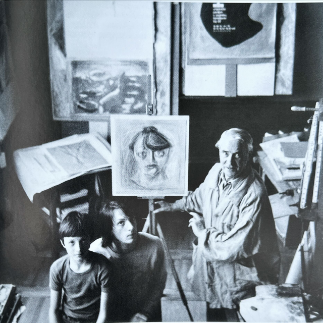 &lt;p&gt;Slikar Marino Tartaglia u atelijeru s unucima Svenom i starijim Alenom, koji organizira izložbu u Omišu&lt;/p&gt;