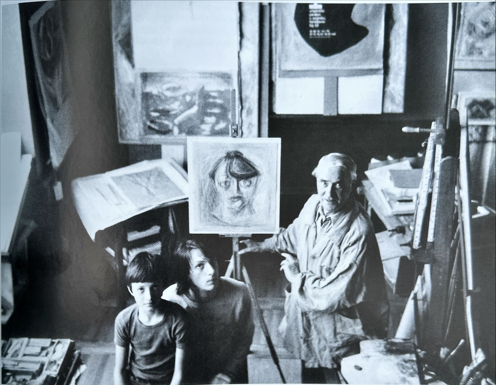 &lt;p&gt;Slikar Marino Tartaglia u atelijeru s unucima Svenom i starijim Alenom, koji organizira izložbu u Omišu&lt;/p&gt;