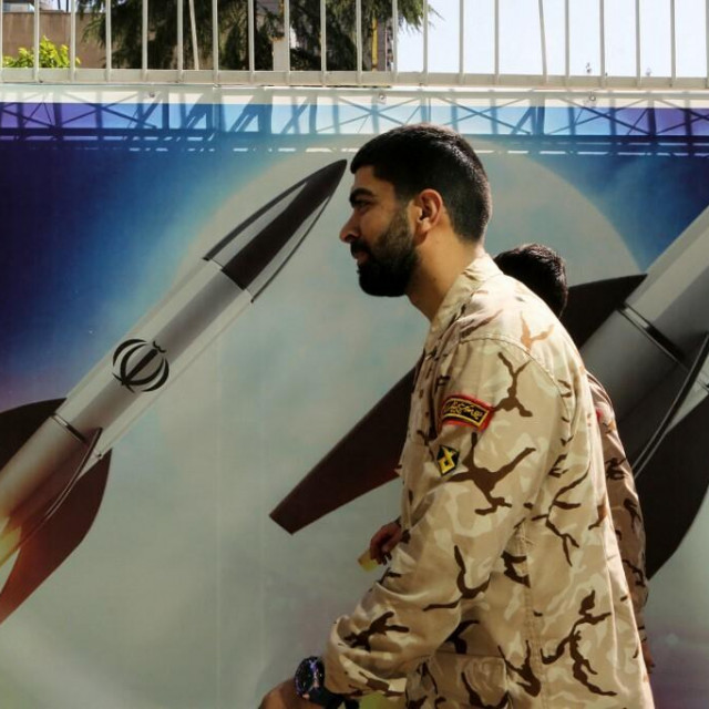&lt;p&gt;Iranac pred režimskim plakatom&lt;/p&gt;