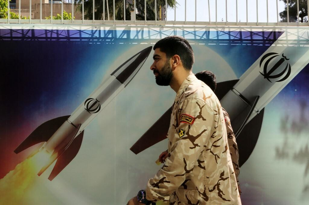 &lt;p&gt;Iranac pred režimskim plakatom&lt;/p&gt;