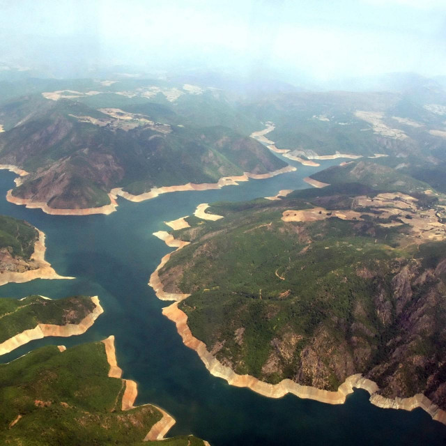 &lt;p&gt;Pogled iz zraka na rezervoar hidroelektrane Fierza na rijeci Drin, oko 220 km od glavnog grada Albanije Tirane, 10. kolovoza 2007.&lt;/p&gt;
