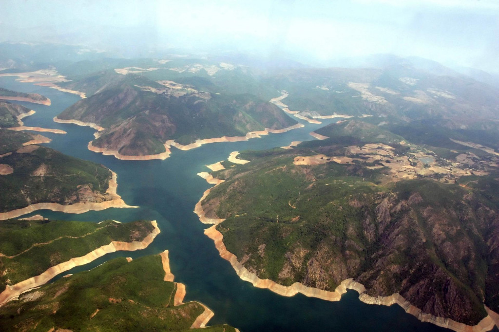 &lt;p&gt;Pogled iz zraka na rezervoar hidroelektrane Fierza na rijeci Drin, oko 220 km od glavnog grada Albanije Tirane, 10. kolovoza 2007.&lt;/p&gt;