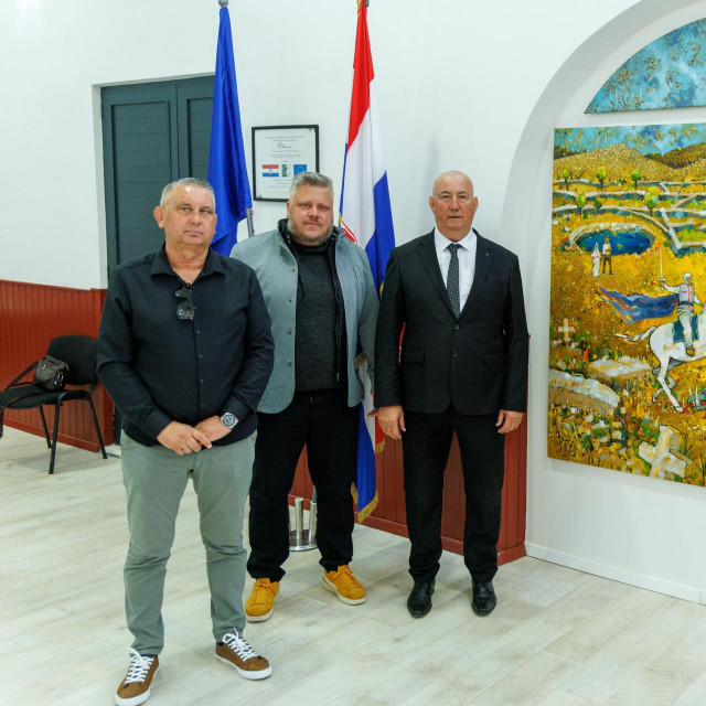 &lt;p&gt;Slika Ivana Listeša (u sredini) krasi Dom kulture u Unešiću&lt;/p&gt;