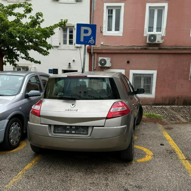 &lt;p&gt;Nepropisno parkiranje na parkiralištu Sirac nasuprot Doma mladeži&lt;/p&gt;