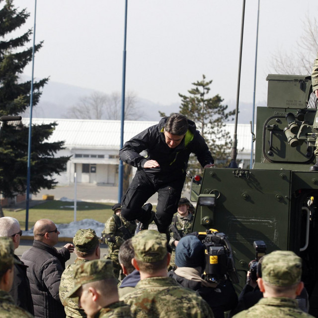 &lt;p&gt;Milanović je 2013. godine grubo pao skačući s borbenog oklopnog vozila Patria&lt;/p&gt;
