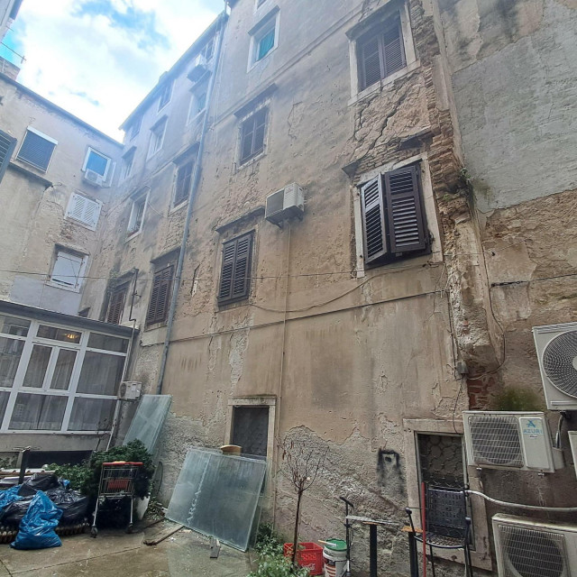 &lt;p&gt;Ruševna fasada kod ulaza za glumce u HNK Zadar&lt;/p&gt;