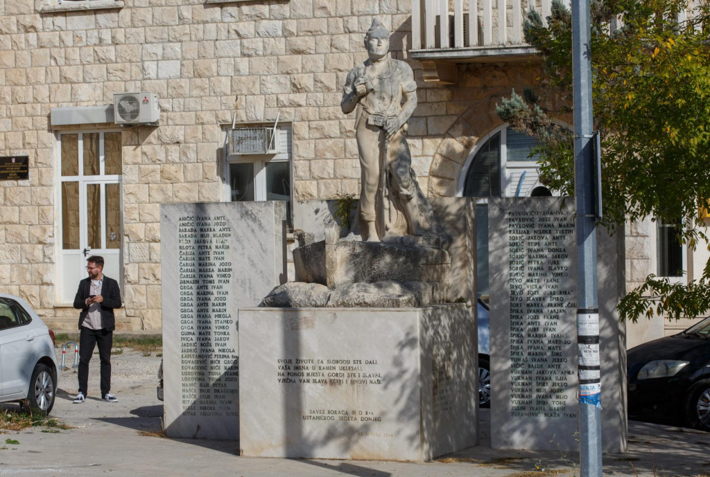 &lt;p&gt;Ispred zgrade Općine nalazi se spomenik palim partizanskim borcima, koji je HDZ-ova vlast htjela ukloniti s te lokacije, a s bočne strane se nalazi ulaz u liječničku orgdinaciju&lt;/p&gt;