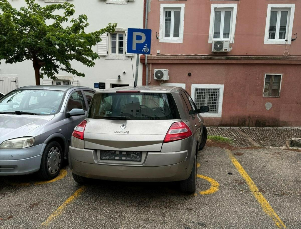 &lt;p&gt;Krivo parkiranje na parkiralištu Sirac nasuprot Doma mladeži&lt;/p&gt;