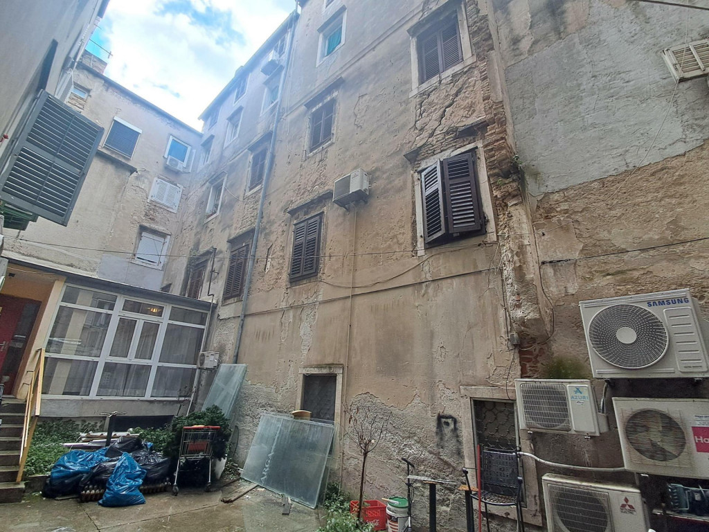 &lt;p&gt;Ruševna fasada kod ulaza za glumce u HNK Zadar&lt;/p&gt;