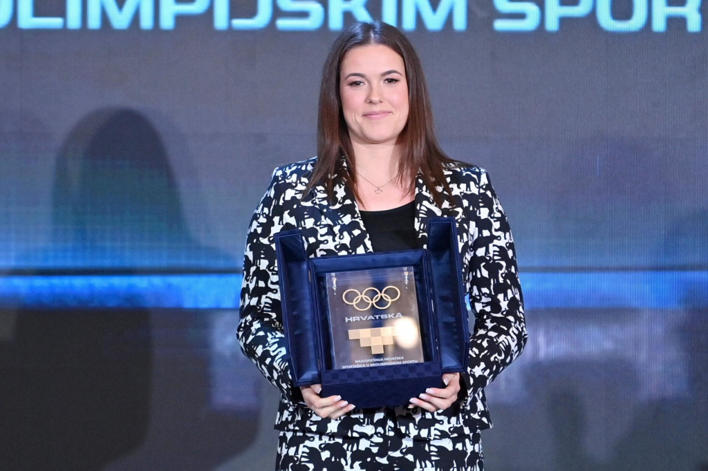 &lt;p&gt;Lucija s nagradom za najuspješniju hrvatsku sportašicu u neolimpijskim sportovima&lt;/p&gt;